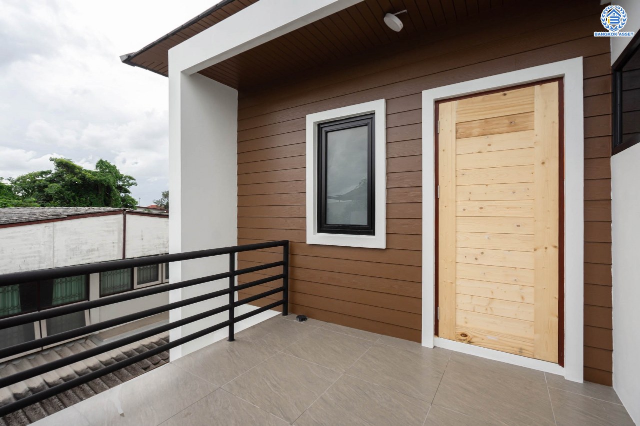 บ้านมือสองตกแต่งใหม่ ม.ซอย พหลโยธิน56 พหลโยธิน บ้านเดี่ยวหลังใหญ่ ภายในตกแต่งหรูหรา บนเนื้อที่เยอะถึง 98.60 ตร.ว. 3 ห้องนอน 3 ห้องน้ำ 2 ที่จอดรถ บรรยากาศเป็นส่วนตัว พร้อมมีสระน้ำในตัว บนพื้นที่กว่า 430 ตร.ม. บนทำเลที่ดี เชื่อมต่อถนน พหลโยธิน, ลำลูกกา, วิภาวดี-รังสิต เดินทางสะดวกใกล้รถไฟฟ้า สถานี "แยก คปอ, คูคต"